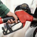 Imagem mostra mão masculina abastecendo carro com combustível