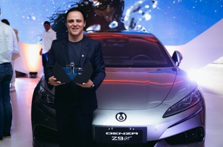 Felipe Massa recebendo o Denza Z9 GT