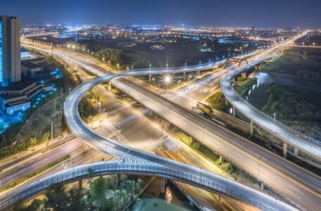 Vista aérea de rodovia no período noturno