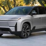 Visão frontal e lateral do Toyota Highlander BEV