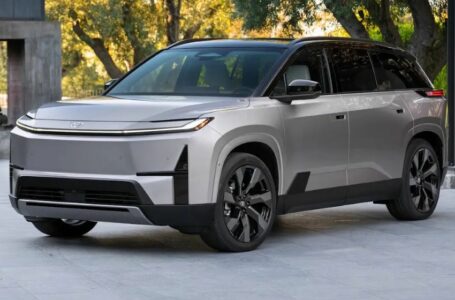 Visão frontal e lateral do Toyota Highlander BEV