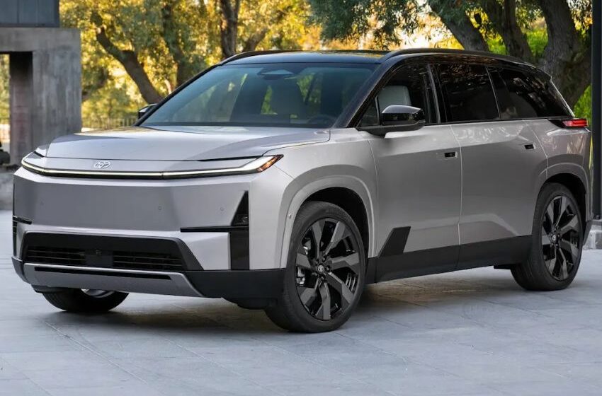 Visão frontal e lateral do Toyota Highlander BEV