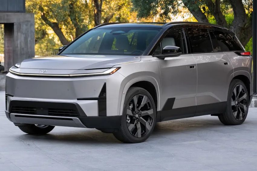 Visão frontal e lateral do Toyota Highlander BEV