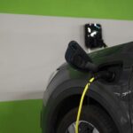 Carro elétrico em garagem