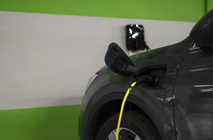 Carro elétrico em garagem