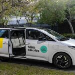 BYD D1 de portas abertas caracterizado com os adesivos da 99