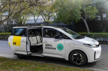 BYD D1 de portas abertas caracterizado com os adesivos da 99