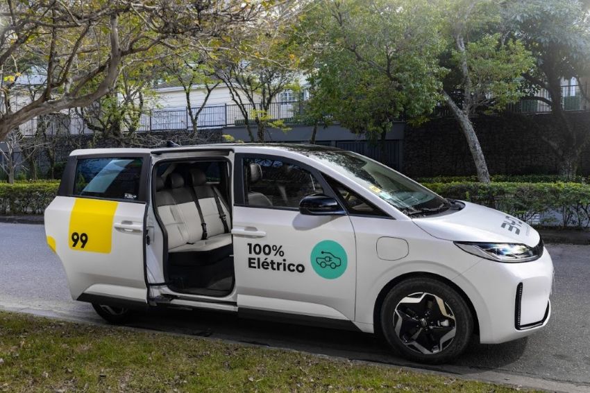 BYD D1 de portas abertas caracterizado com os adesivos da 99