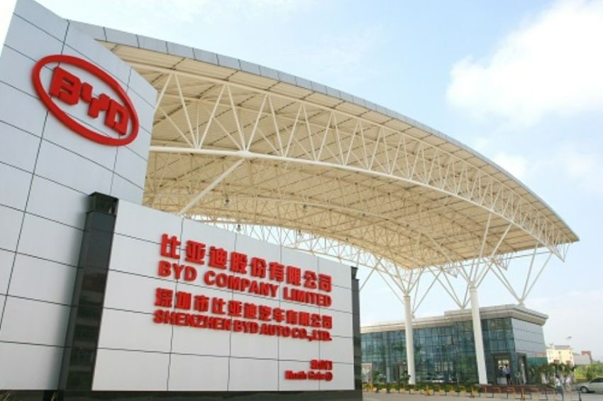 Fachada da fábrica da BYD na China