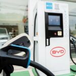 Carro elétrico recebe recarga em equipamento da BYD
