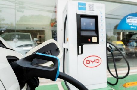 Carro elétrico recebe recarga em equipamento da BYD