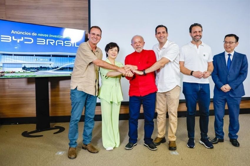 Autoridades dão as maõs durante cerimônia