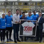 Camisa com o número de 3.500 funcionários é entregue a recém-contratada