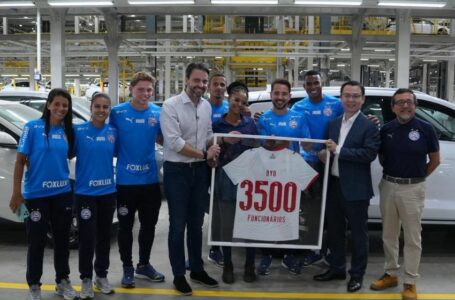 Camisa com o número de 3.500 funcionários é entregue a recém-contratada