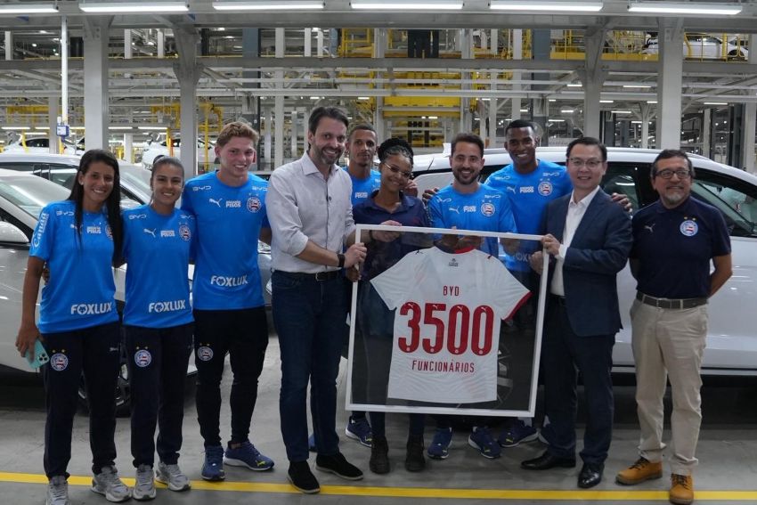 Camisa com o número de 3.500 funcionários é entregue a recém-contratada