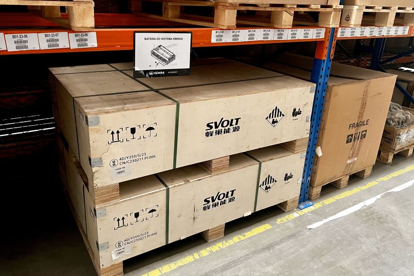 Caixas com baterias armazenadas no centro de distribuição