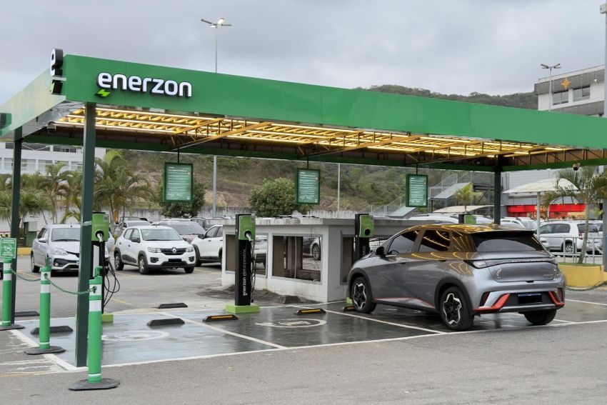 Eletroposto da Enerzon está instalado em estacionamento de shopping