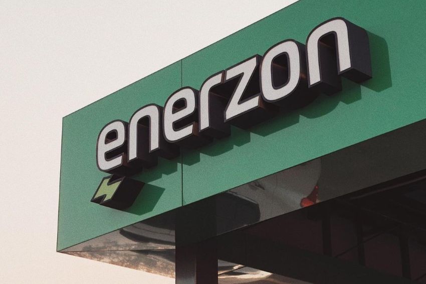 Marca da Enerzon no topo do Eletroposto