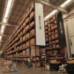 Peças armazenadas em caixas em prateleiras de galpão da GWM