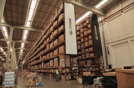 Peças armazenadas em caixas em prateleiras de galpão da GWM