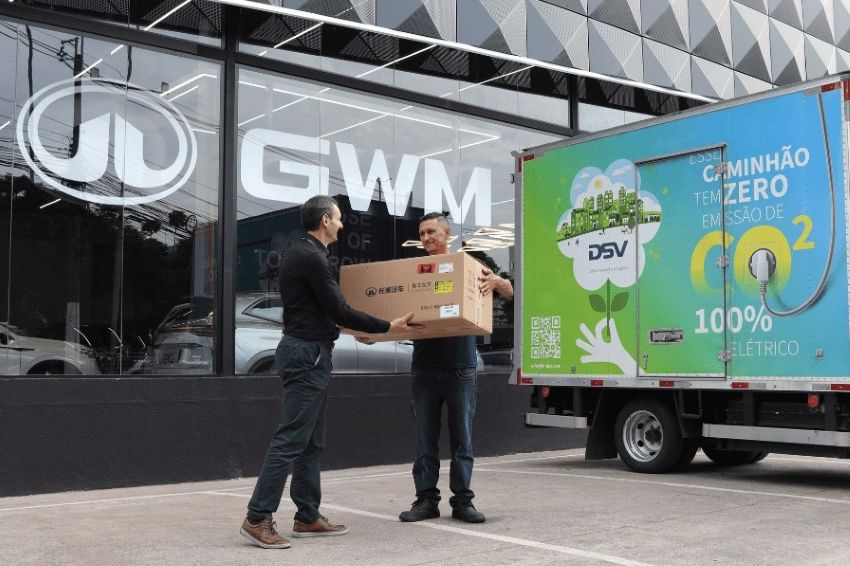 Entregador leva encomenda em caminhão elétrico