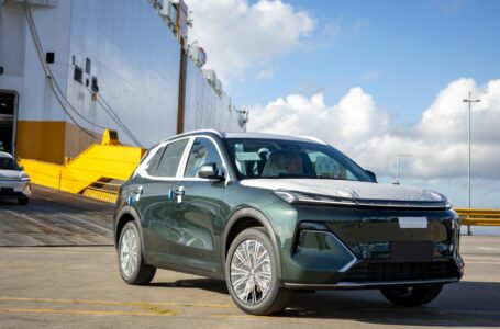 Geely EX5 EM-i desembarca de navio