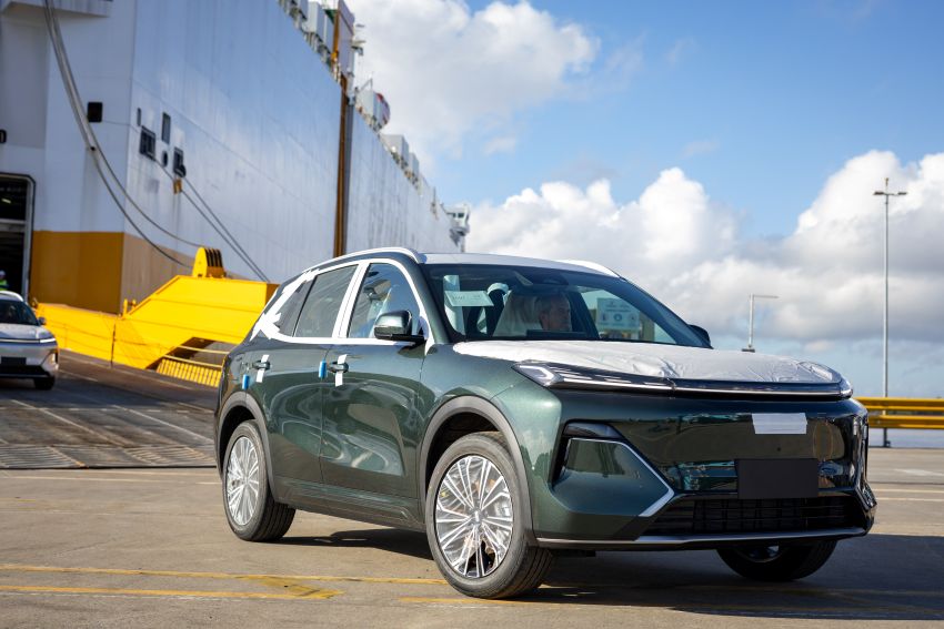 Geely EX5 EM-i desembarca de navio