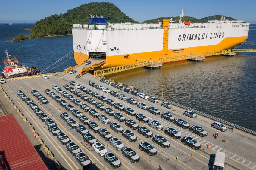 Visão aérea do desembarque dos carros no porto