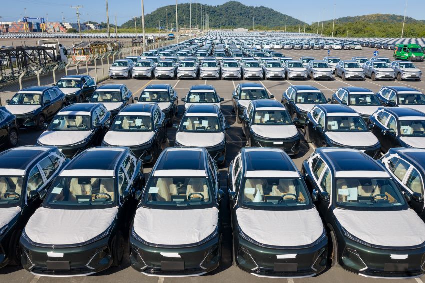 Carros perfilados em desembarque em porto