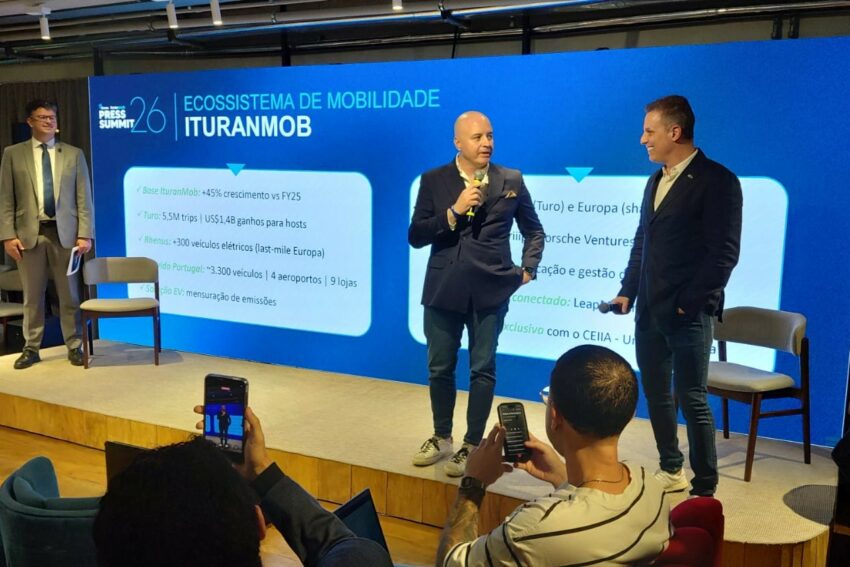 Executivos falam em microfone em palco montado pela Ituran