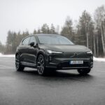 Volvo EX60 é vista em rodovia com cenário de neve