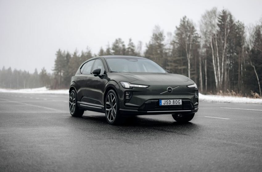 Volvo EX60 é vista em rodovia com cenário de neve