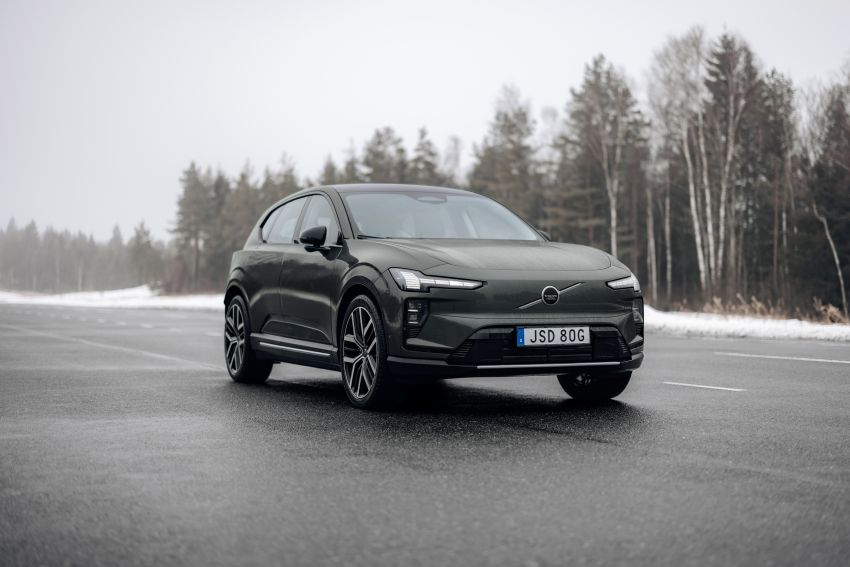 Volvo EX60 é vista em rodovia com cenário de neve