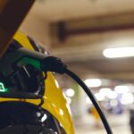 Recarga elétrica em garagem