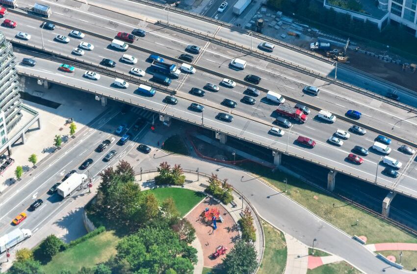 vista aérea de rodovia movimentada