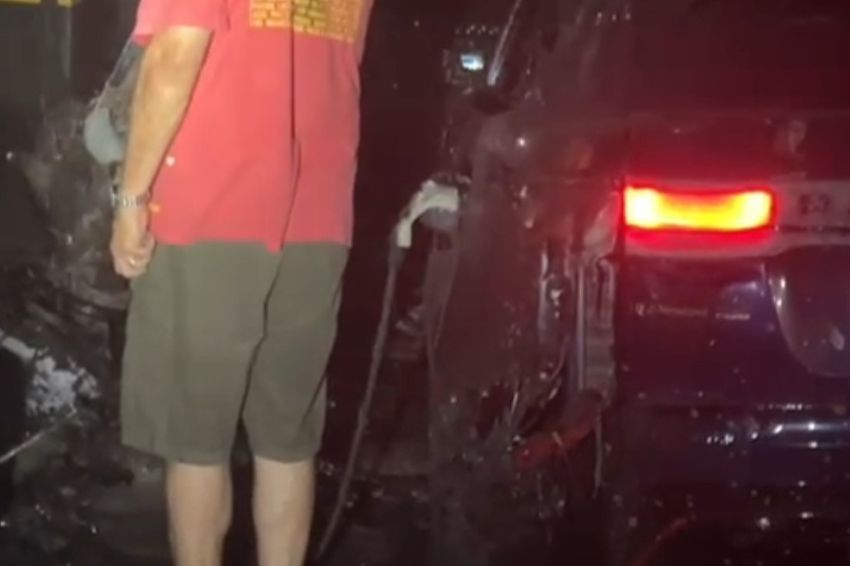 Cabo de recarga está plugado no carro queimado