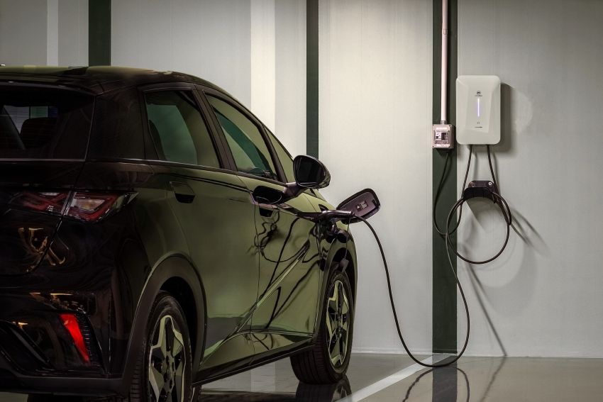 Carro elétrico recebe recarga em estacionamento de prédio