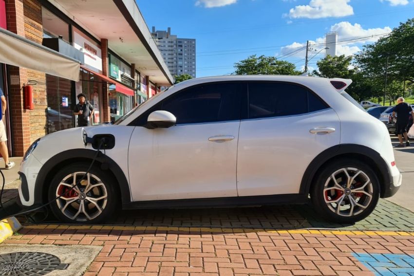 GWM Ora 03 GT recebe recarga em estacionamento aberto