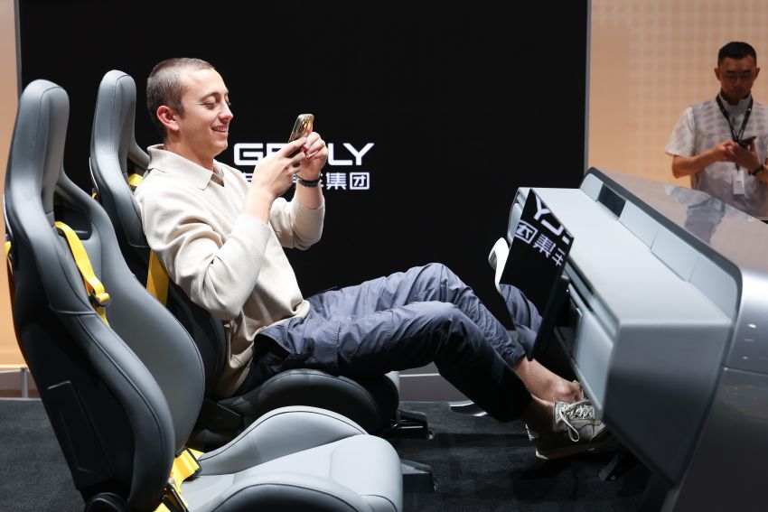 Homem faz fotos de dentro do protótipo do carro