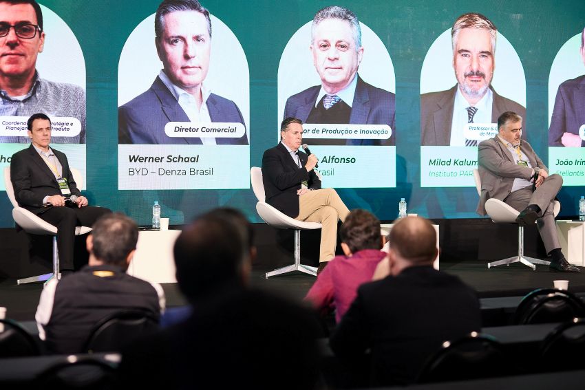 Executivo fala ao microfone em cima do palco