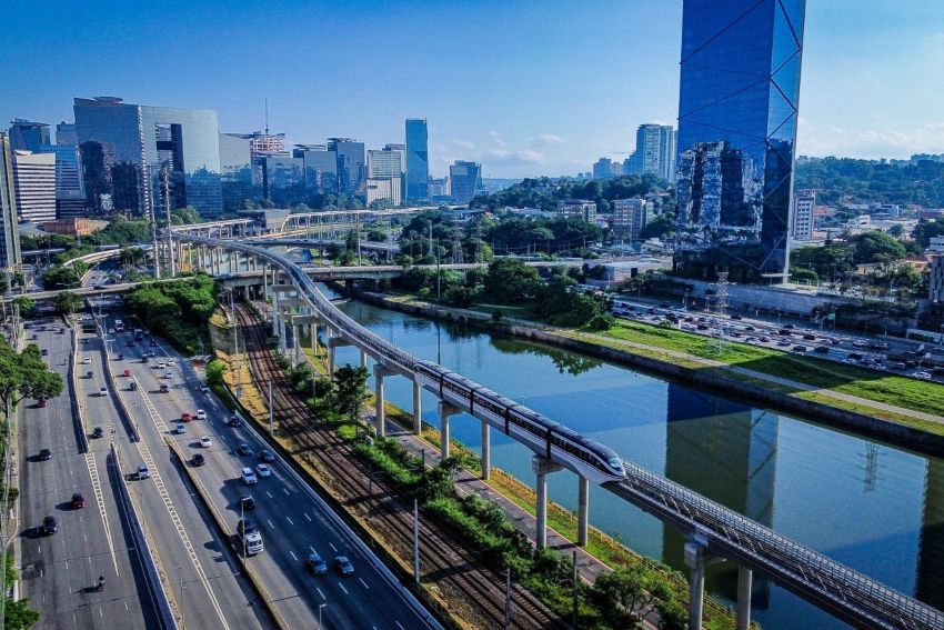 Vista aéra do monotrilho passando sobre o Rio Pinheiros