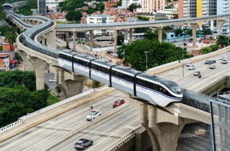 Vista aérea do monotrilho passando sobre a Marginal Pinheiros