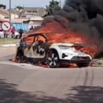 Volvo C40 em chamas no meio da rua