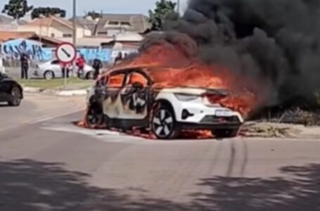 Volvo C40 em chamas no meio da rua