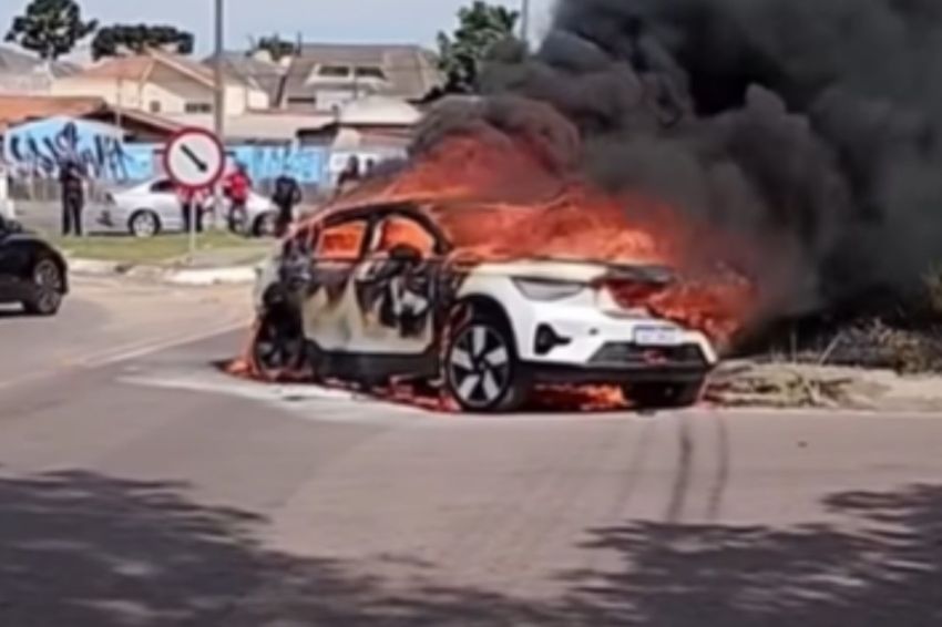 Volvo C40 que pegou fogo em Curitiba teve manutenção irregular