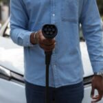 Homem segura carregador do tipo 2