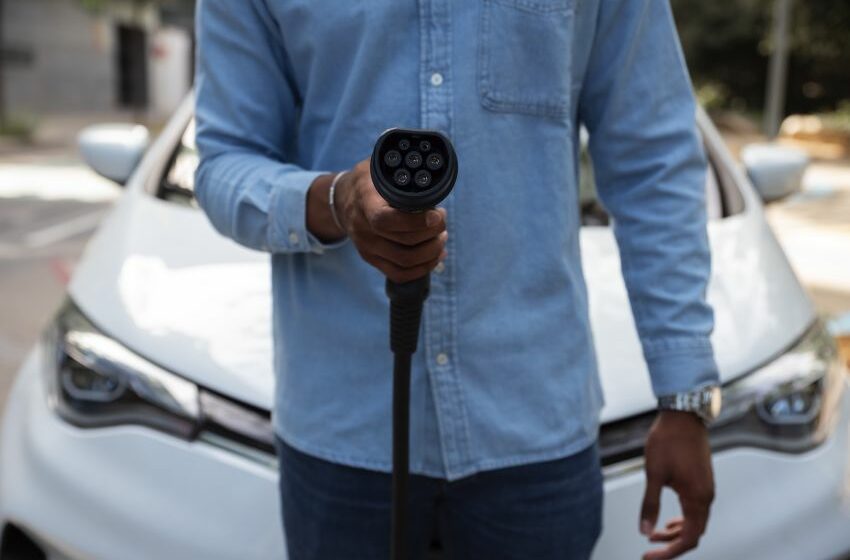 Homem segura carregador do tipo 2