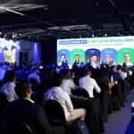 Público acompanha painel de discussão no evento de 2025