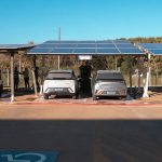 Carros elétricos recebem recarga em carport