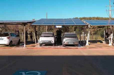 Carros elétricos recebem recarga em carport